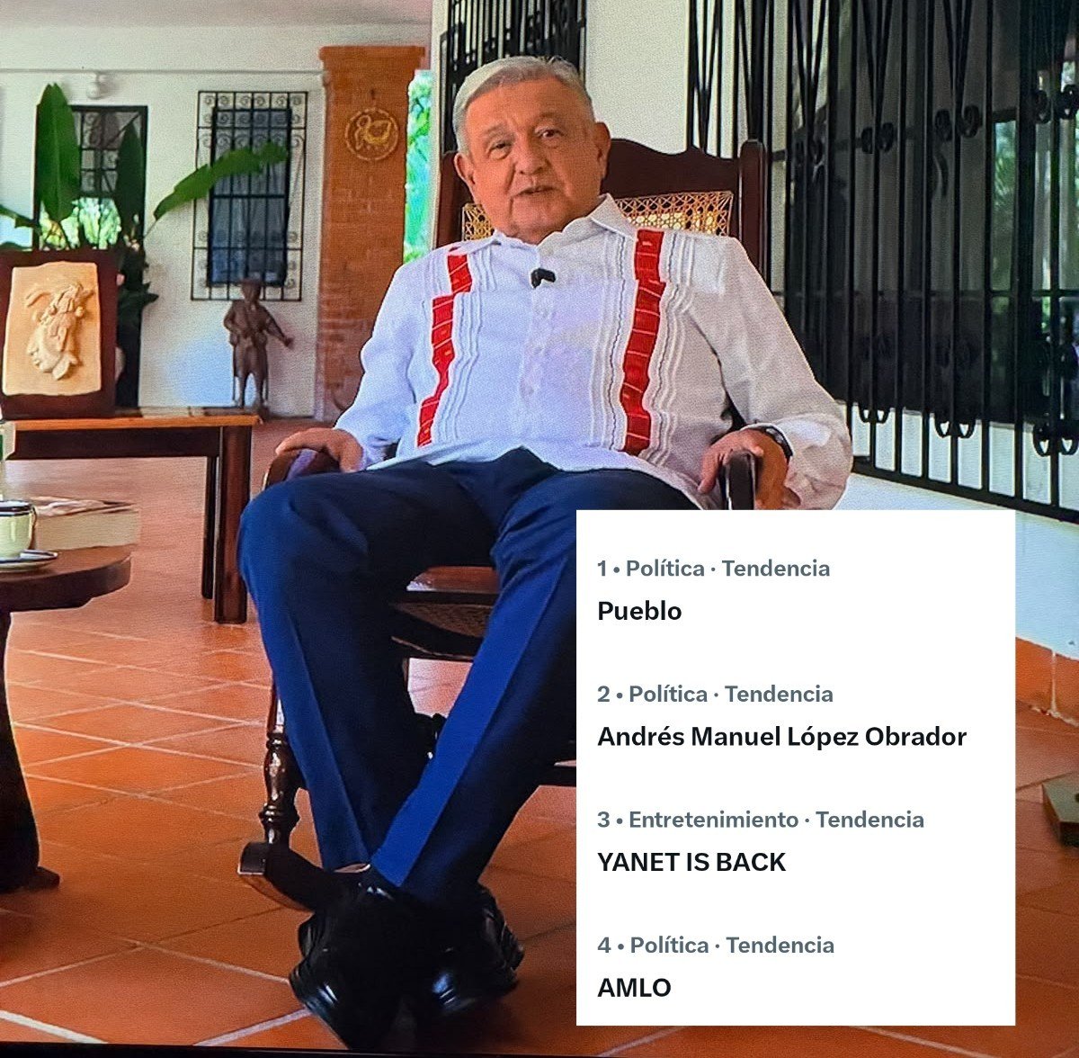 FreddyOliviery's tweet photo. #AMLO reapareció un momento con su libro #Pueblo y las redes explotaron 🤯

Confirmado: Andrés Manuel López Obrador es el fenómeno político más importante de México en los últimos 20 años. Para bien ✅️ https://t.co/EsyNBBjQFj