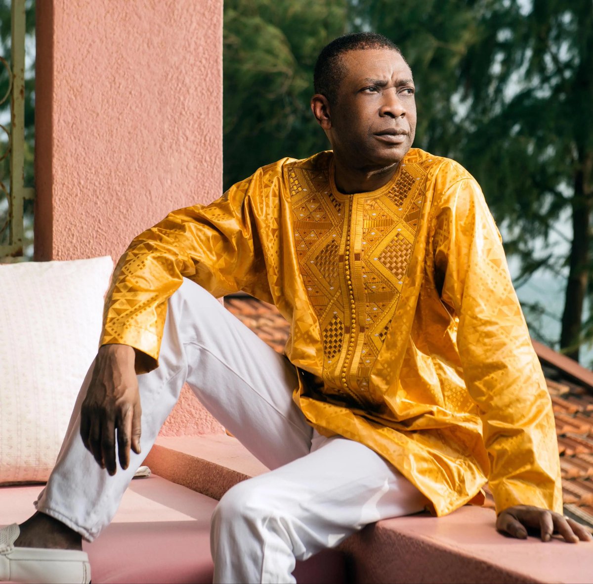 RockOthers's tweet photo. #AlmanaccoRock by @FabioLisci
#OnThisDay #YoussouNDour
1° ottobre 1959 – Nasce Youssou N’Dour
Nasce a Dakar, in Senegal, Youssou N’Dour, una delle voci più importanti della musica africana e protagonista della sua diffusione internazionale.
Negli anni ’80 collabora con Peter Gabriel, partecipando a In Your Eyes e, nel 1989, a Shaking the Tree, collaborazione che contribuisce a far conoscere la sua voce al pubblico occidentale.
Nel 1994 arriva il successo mondiale di 7 Seconds, duetto con Neneh Cherry, il singolo raggiunge il n. 3 nella classifica britannica.
La sua carriera non si ferma alla musica, nel 2012 entra nel governo senegalese come ministro del Turismo e della Cultura.
Nel 2005 aveva intanto conquistato il Grammy Award per il miglior album di world music contemporanea con Egypt.