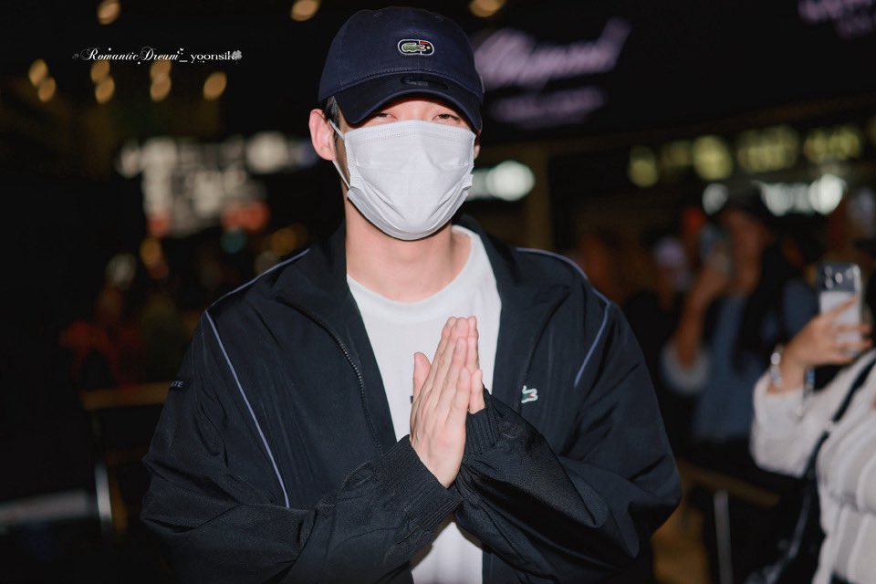 ryynn98's tweet photo. Cún đã vất vả trên chuyến bay dài rồi, giờ cứ ngủ thật ngon và nghỉ ngơi thật nhiều nhé. Đừng lo gì cả, tụi mình vẫn luôn ở đây, vẫn luôn cổ vũ cho Cún. Nhớ ăn uống đầy đủ, giữ sức thật tốt để tận hưởng những ngày ở Paris nha.

WELCOME KIM YOON SIK TO PARIS

#YOONSIKPFWSS27
#KIMYOONSIKINPARIS
