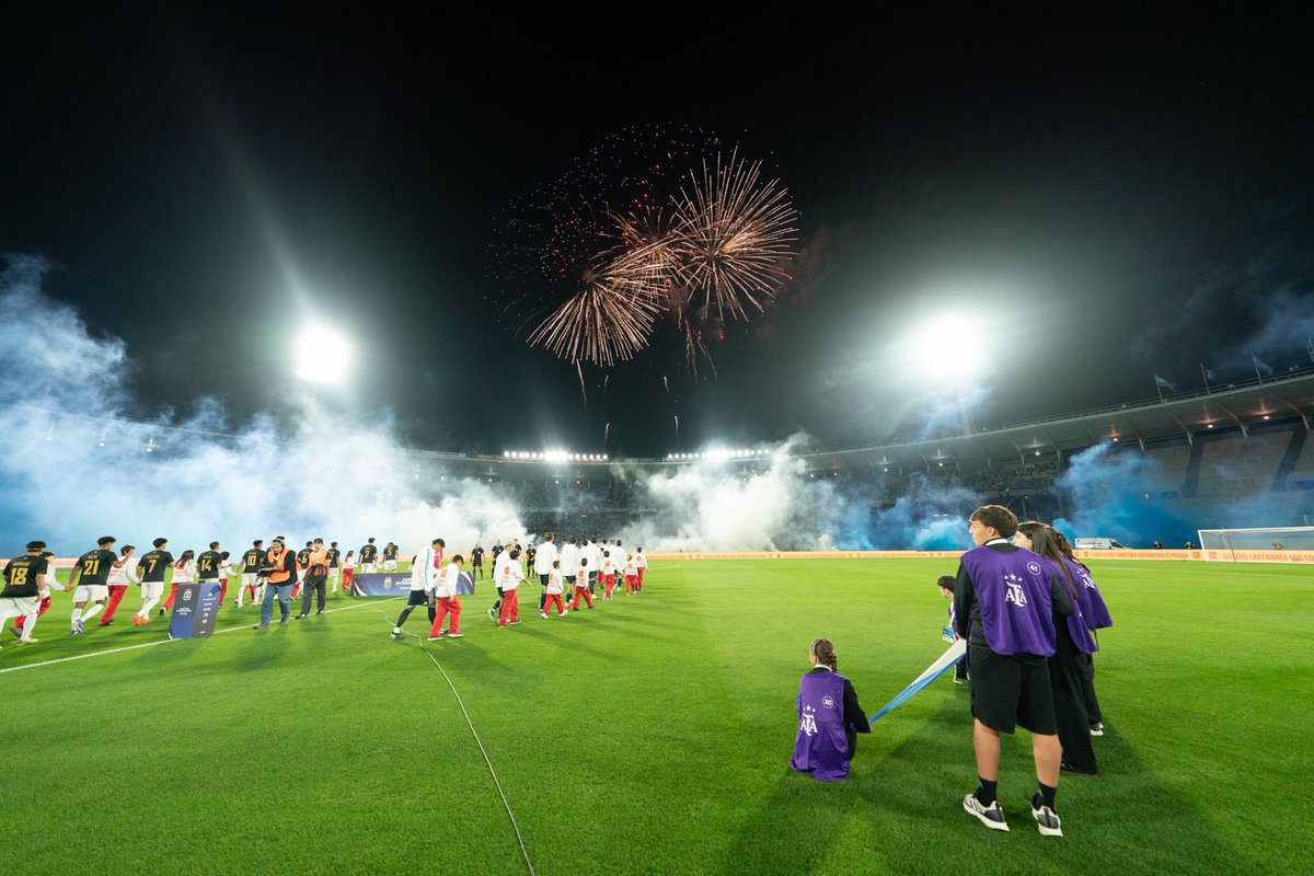 tapiachiqui's tweet photo. Volvimos a jugar en el país y con el apoyo de toda nuestra gente. Qué lindo ver disfrutar a las familias junto a la Scaloneta.

Gracias todos los que estuvieron, una vez más, alentando a nuestra Selección, ya sea desde el estadio como desde cualquier parte del Mundo 🩵🤍🩵 https://t.co/nrZ83rAnPk