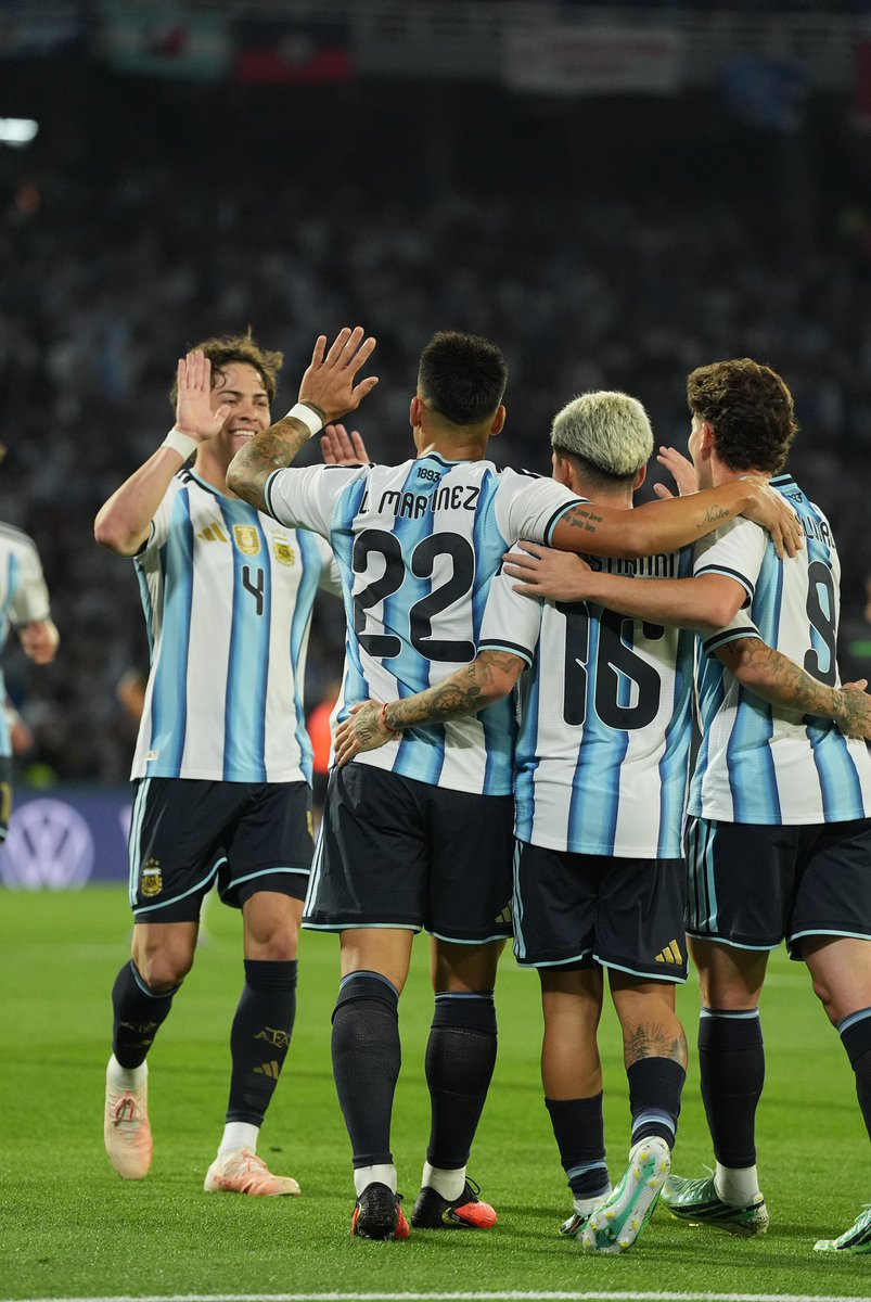 tapiachiqui's tweet photo. Volvimos a jugar en el país y con el apoyo de toda nuestra gente. Qué lindo ver disfrutar a las familias junto a la Scaloneta.

Gracias todos los que estuvieron, una vez más, alentando a nuestra Selección, ya sea desde el estadio como desde cualquier parte del Mundo 🩵🤍🩵 https://t.co/nrZ83rAnPk