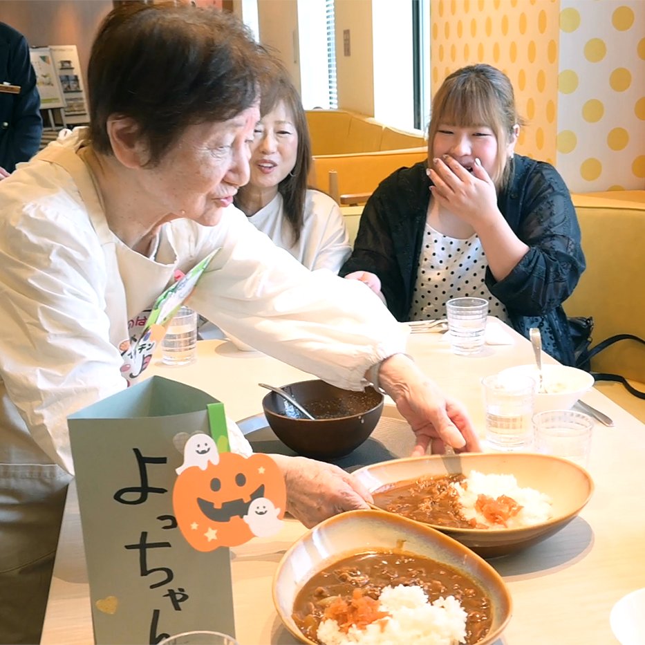 ksk_kouhou's tweet photo. 間違いがゆるされるレストラン「てへぺろキッチン」に参画しました！
認知症の高齢者がホールスタッフを務めるレストランイベントです。
#てへぺろキッチン
#大阪市
#認知症
#高齢者
#企業公式相互フォロー
#企業公式つぶやき部
#広報さんとつながりたい
#ケーエスケー
#KSK https://t.co/ztFfNjWgto