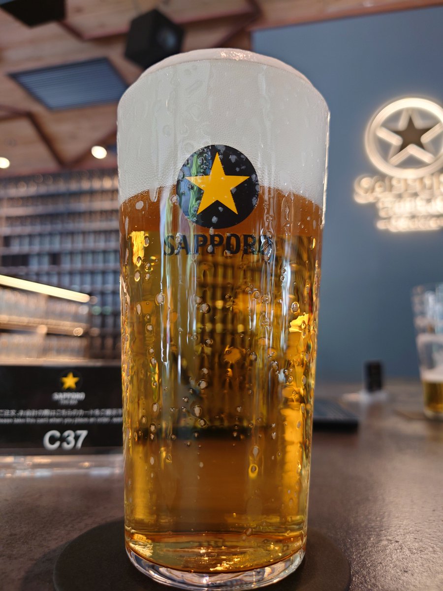nesian1862's tweet photo. 平日昼間、晴れた日に飲むビールはうめぇ。オレンジジュースみてえなうまさ。
今までの悩みがビールの泡とともに吹っ飛んだ https://t.co/fu292sMO9F