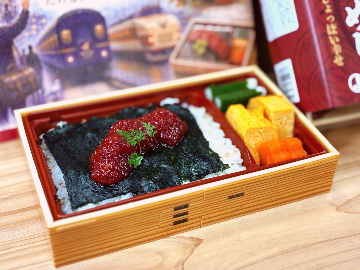 marugotoaomori's tweet photo. 津軽では「すずこ」「すんずご」。
青森の筋子愛、駅弁になりました🍱❤️

「青森すじこめし」
今日から販売開始です✨
期間▶︎10/1〜10/31
場所▶︎青森駅1階東口自由通路
価格▶︎1,850円（税込）※数量限定

紅鮭塩筋子🐟をひとくち食べると
板のりをしいた県産米「まっしぐら」が進む🍚
長芋の酢漬け、人参グラッセ、
だし巻き玉子も入っていて食べ飽きません🥢

地域の文化を駅弁で。
青森の筋子愛、ぜひ味わってみてください❤️