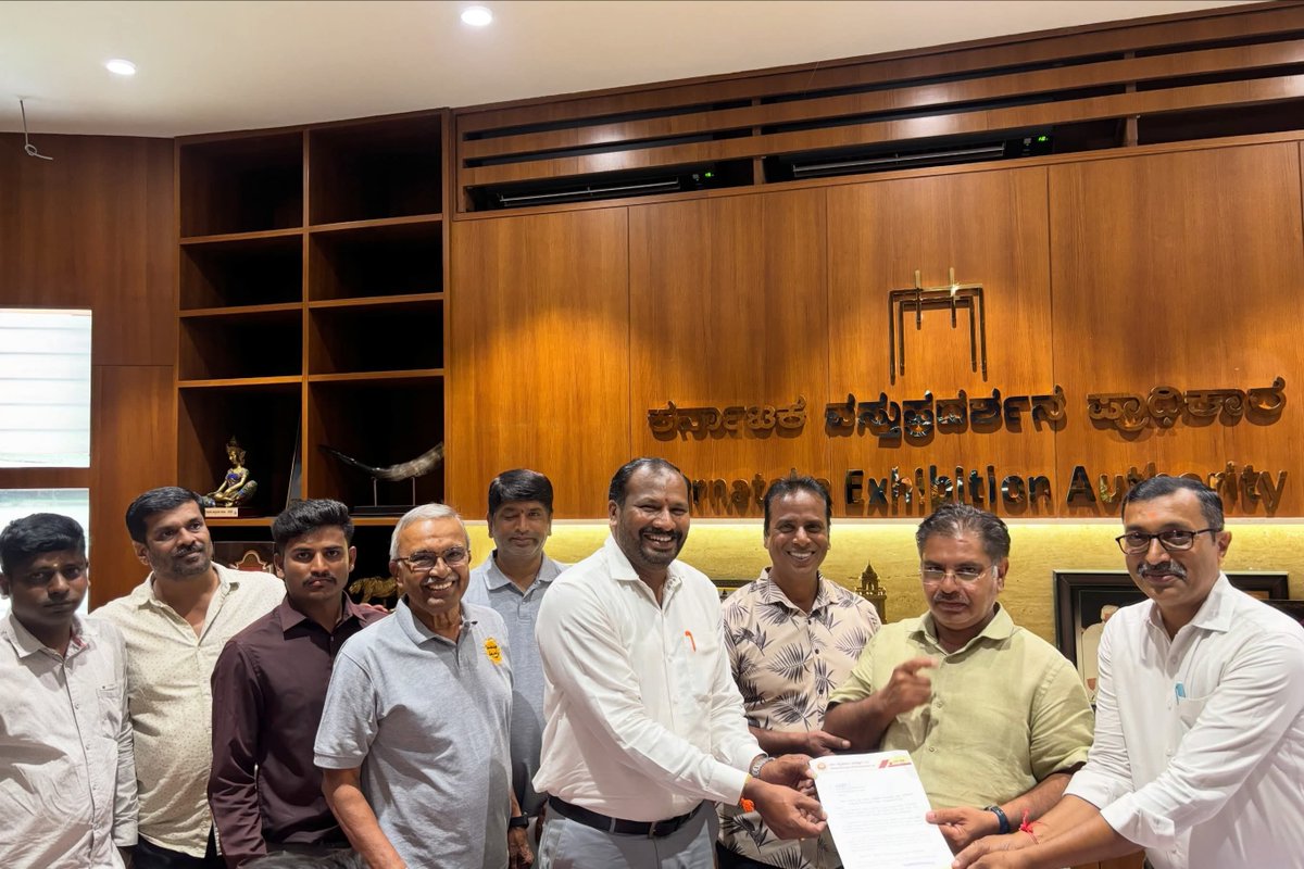 TeamMysuru's tweet photo. ಕರ್ನಾಟಕ ವಸ್ತು ಪ್ರದರ್ಶನ ಪ್ರಾಧಿಕಾರ , ಮೈಸೂರು ..
ಇಲ್ಲಿ ಈ ಮೊದಲು ಇದ್ದ ಸ್ವಾಮಿ ವಿವೇಕಾನಂದ ಅವರ ಪುತ್ಥಳಿ ತೆರವುಗೊಳಿಸಿರುವುದು ಗಮನಕ್ಕೆ ಬಂದಿದ್ದು , ಮರು ಸ್ಥಾಪನೆ ಮಾಡುವಂತೆ ಮುಖ್ಯ ಕಾರ್ಯ ನಿರ್ವಹಣಾಧಿಕಾರಿ ಅವರಿಗೆ ಮನವಿ ಸಲ್ಲಿಸಲಾಯಿತು.

@yaduveerwadiyar @OfficeofYKCW  @mepratap @TSSrivathsa @Vivekavamshi @Star_Of_Mysore @KannadaPrabha @Andolanadigital