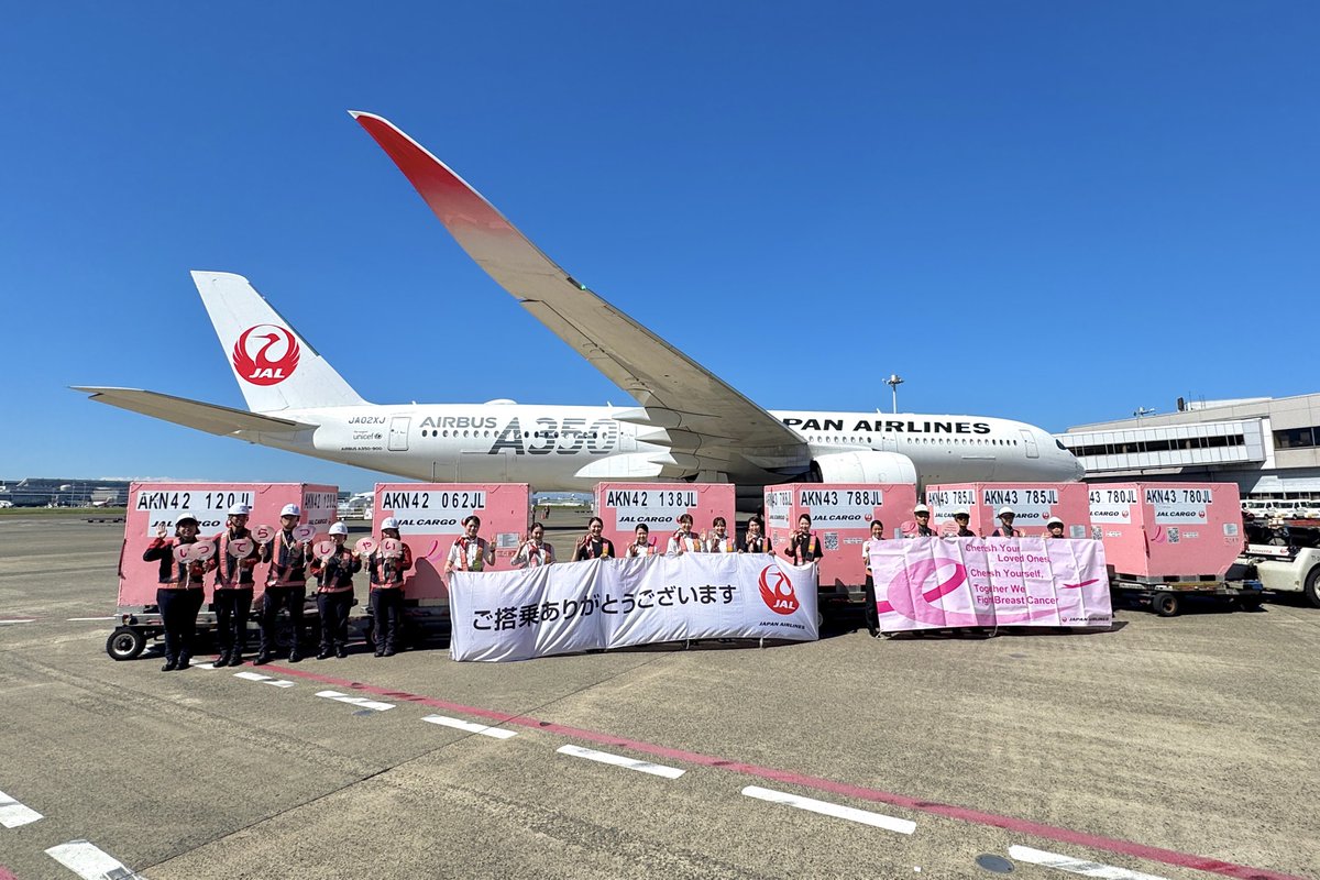 ikarosairline's tweet photo. JALは毎年10月を「ピンクリボン月間」と定め、がんに関する正しい知識と早期発見・早期治療の大切さを伝えています。
その一環として本日、羽田空港でイベントを開催。ピンク色のアイテムを身に着けた各職種のスタッフと8台のピンクコンテナが集結（2台は搭載）し、福岡行きJAL315便を見送りました。 https://t.co/jHt2ixIAm6