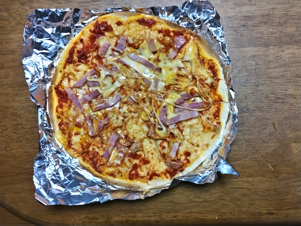 CORALFUKUROU's tweet photo. 近くのスポーツバー（メインはサッカー）で、テイクアウトしたベーコンピザです。
値段は税込み８００円です。やす～！！！！
とてもおいしかったです。マスターはセレッソファン。僕は阪神ファン（あ、ソレ野球やね）KYONでした。
#就労継続支援B型　＃ピザ https://t.co/jrqtPkClnZ
