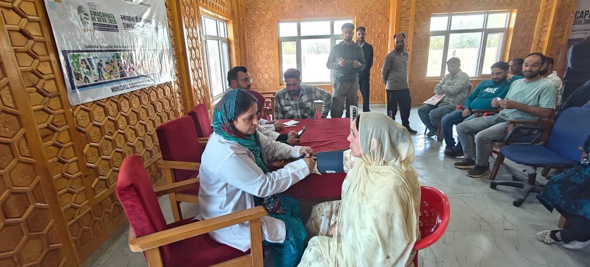 eomcyaripora's tweet photo. As part of the ongoing Swachhata Hi Seva Campaign, MC Yaripora organised a “Safai Mitra Suraksha Evam Samman Shivir” at Town Hall Yaripora. The camp focused on the health, safety and well-being of Safai Mitras through preventive health check-ups and health awareness. https://t.co/wKf5arLiq6