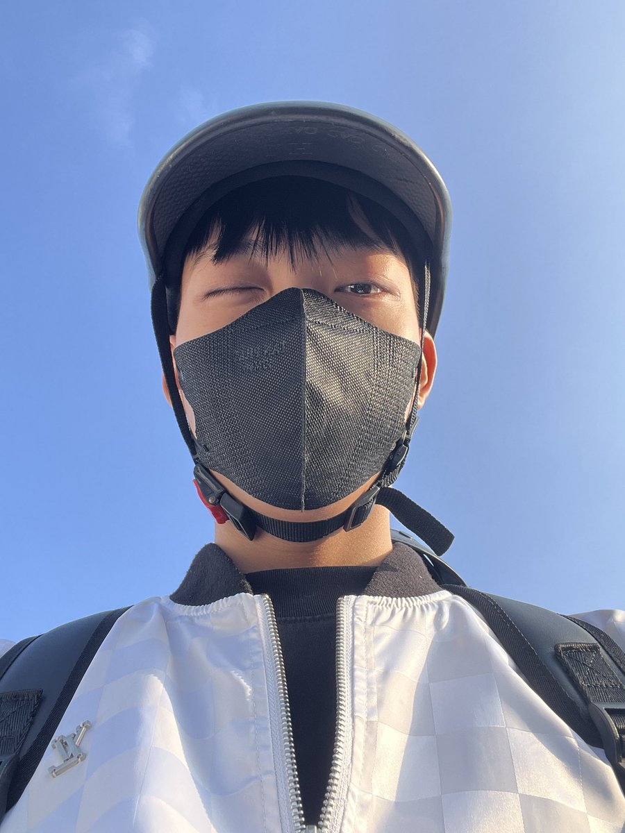 cuacamauu's tweet photo. cơn nứng kéo tới trước giờ thi không thể kiềm chế =)) https://t.co/0rI8WUYbqF