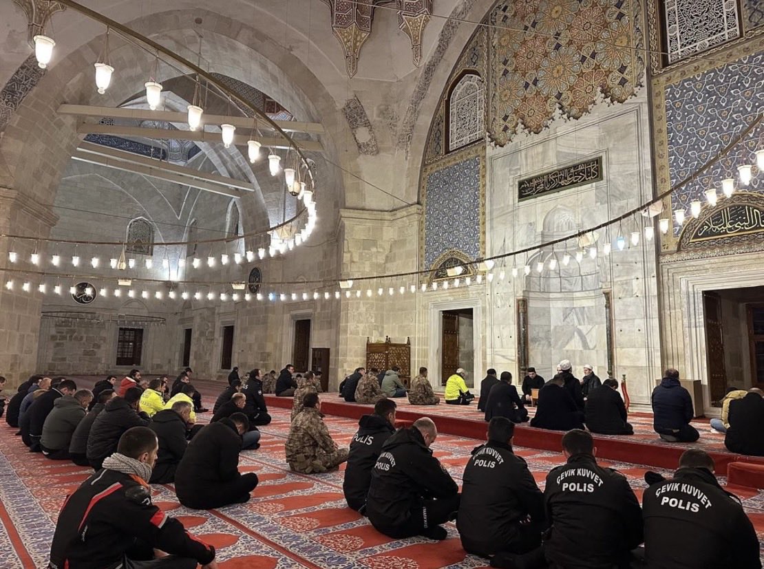 abdurrahim_av's tweet photo. Bismillahirrahmanirrahim.

Sabah Namazı" ruhun gıdası kalbin şifasıdır 
kılanlara Selam olsun Özel Hareket Poli 

Allah’ım! Bu mübarek sabahı hakkımızda hayırlı eyle. Bizi ve ailemizi sağlık, huzur, bereket ve afiyet içinde muhafaza eyle.

Rabbim! Günümüzü hayırla başlat, işlerimizi kolaylaştır, rızkımızı helalinden ve bereketli eyle. Kalplerimize iman, gönüllerimize huzur, dilimize güzel söz, işlerimize bereket nasip eyle.

Allah’ım! Bizi, ailemizi, sevdiklerimizi ve bütün aziz milletimizi her türlü kazadan, beladan, hastalıktan, fitneden, fesattan ve kötülükten muhafaza eyle.

Devletimize ve milletimize zeval verme. Vatanımızı, bayrağımızı ve ezanımızı daim eyle. Güvenlik güçlerimize güç, kuvvet ve muvaffakiyet nasip eyle. Görev başındaki bütün kahramanlarımızı muhafaza eyle.

Rabbim! Anne ve babalarımıza rahmet eyle; hayatta olanlara sağlık ve afiyet, ahirete irtihal edenlere mağfiret eyle.

Günahlarımızı bağışla, dualarımızı kabul eyle. Bizi doğru yoldan ayırma. Son nefesimizi imanla vermeyi, huzuruna alnımız ak ve yüzümüz pak çıkmayı nasip eyle.

Allah’ım! Bugünümüzü dünden, yarınımızı bugünden hayırlı eyle. Âmin,

ABDURRAHİM AVCIOĞLU