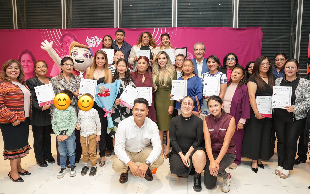 pepechedrauimx's tweet photo. A través de @PueblaMujeres y @ilsb_ac entregamos reconocimientos a personas que hicieron el proceso para certificar sus conocimientos y habilidades en el cuidado de personas adultas mayores. 👵🏻👴🏻

Felicidades por este logro y por darle valor a una labor tan importante para nuestras familias.👏🏼