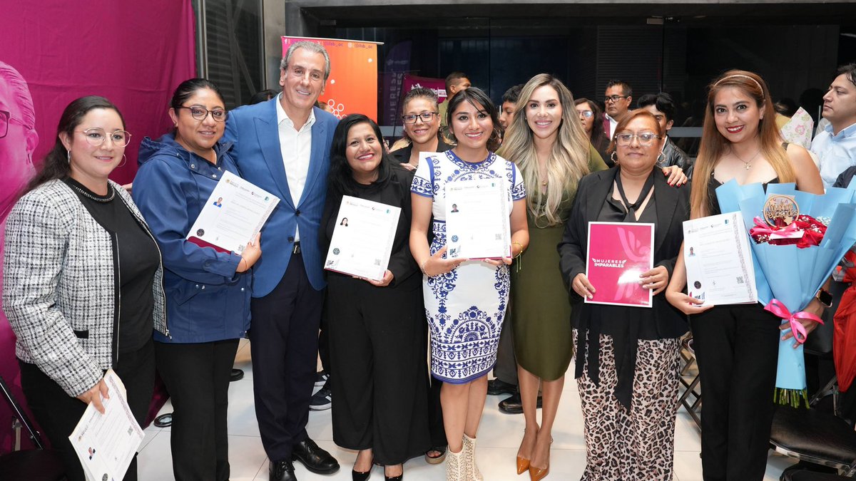 pepechedrauimx's tweet photo. A través de @PueblaMujeres y @ilsb_ac entregamos reconocimientos a personas que hicieron el proceso para certificar sus conocimientos y habilidades en el cuidado de personas adultas mayores. 👵🏻👴🏻

Felicidades por este logro y por darle valor a una labor tan importante para nuestras familias.👏🏼