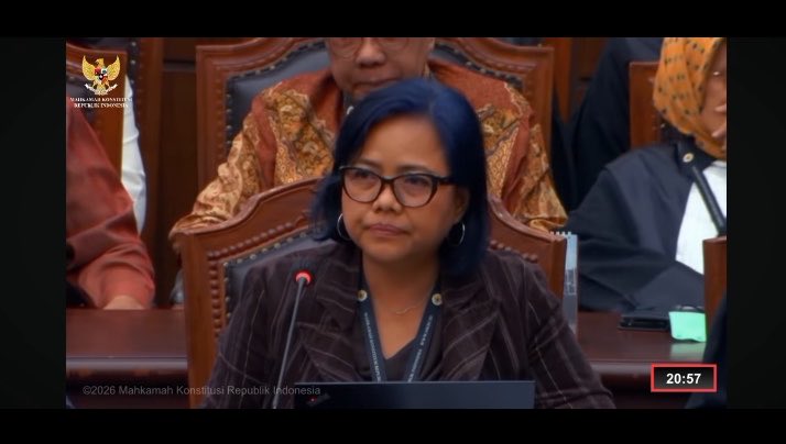 sibambaang's tweet photo. Ahli Bivitri Susanti BUNGKAM Asuan: Dalam KONSEP HUKUM, Suket Gibran BATAL DEMI HUKUM.

Ulangi : BATAL DEMI HUKUM!

Jujur, saya lebih suka para ahli pada melakukan gugatan-gugatan hukum seperti ini ketimbang demo mahasiswa.

Pemerintahan kita terlalu tone deaf untuk didemo.

Lebih baik main di hukum dengan ilmu dan keahlian.