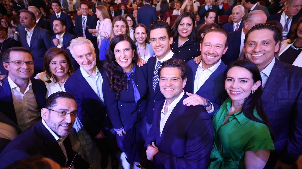 JorgeRoHe's tweet photo. ¡Monterrey tiene fuerza, orgullo y mucho por construir! 

Qué gusto acompañar a mi amigo @AdrianDeLaGarza en su informe y reconocer su trabajo al frente de esta gran ciudad. Adrián, compartimos el compromiso de defender lo que más importa: la tranquilidad de las familias y el futuro de nuestros jóvenes. ¡Felicidades y un abrazo a todo Monterrey!

#VamosPorMásConAdrián