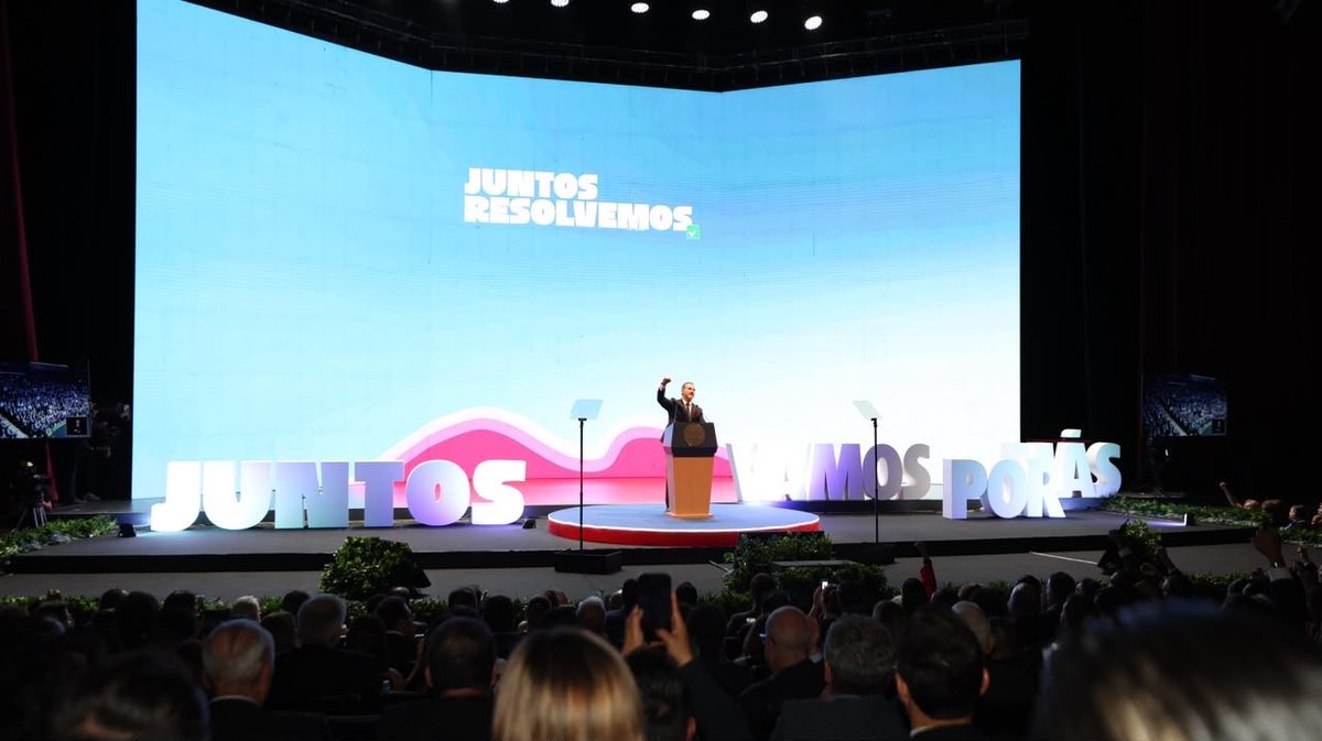 JorgeRoHe's tweet photo. ¡Monterrey tiene fuerza, orgullo y mucho por construir! 

Qué gusto acompañar a mi amigo @AdrianDeLaGarza en su informe y reconocer su trabajo al frente de esta gran ciudad. Adrián, compartimos el compromiso de defender lo que más importa: la tranquilidad de las familias y el futuro de nuestros jóvenes. ¡Felicidades y un abrazo a todo Monterrey!

#VamosPorMásConAdrián
