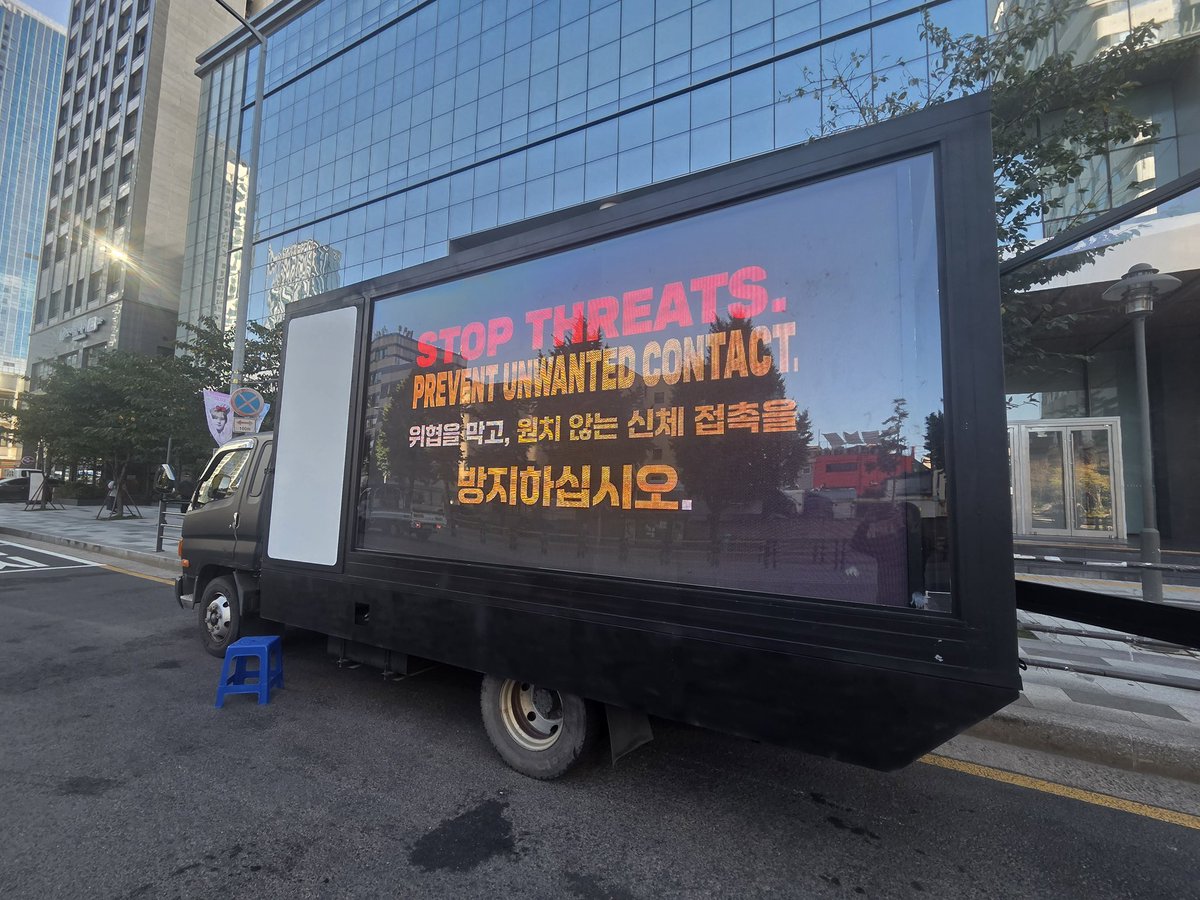 vote4kths's tweet photo. DAY 2

As his fans, his safety is ALWAYS our TOP PRIORITY. 
 Let’s continue to look out for Taehyung and keep supporting him with love and respect. 🥹💜

WE DEMAND HYBE/BIGHIT TAKE THESE THREATS SERIOUSLY!
@HYBEOFFICIALtwt @bts_bighit
PROTECT TAEHYUNG
PROTECT YOUR ARTIST
BIGHIT AND HYBE TAKE ACTION
#ProtectTaehyung #ProtectYourArtistV