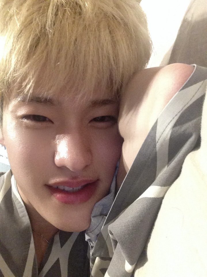 sggeunbm's tweet photo. 맨날 자기 전에 누워서 대화하는게 루틴
(사실상, 동생의 tmi 들어주기 시간)
형이 들어주다가 피곤하면 자는척함
그럼 기분 상해서 뒤돌아서 누워잇스면 형이 웃으면서 스르륵 백허그할 것 같은 내 씨피 https://t.co/t2Jw08gy3q