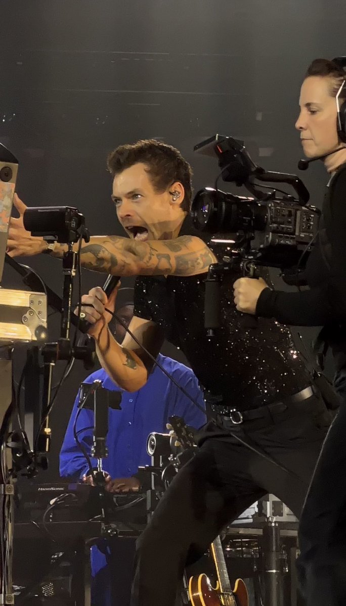 hsdtogethertour's tweet photo. Harry being silly on stage at Madison Square Garden in New York City - September 30 (via @djosgolden) https://t.co/dM0knThVEc