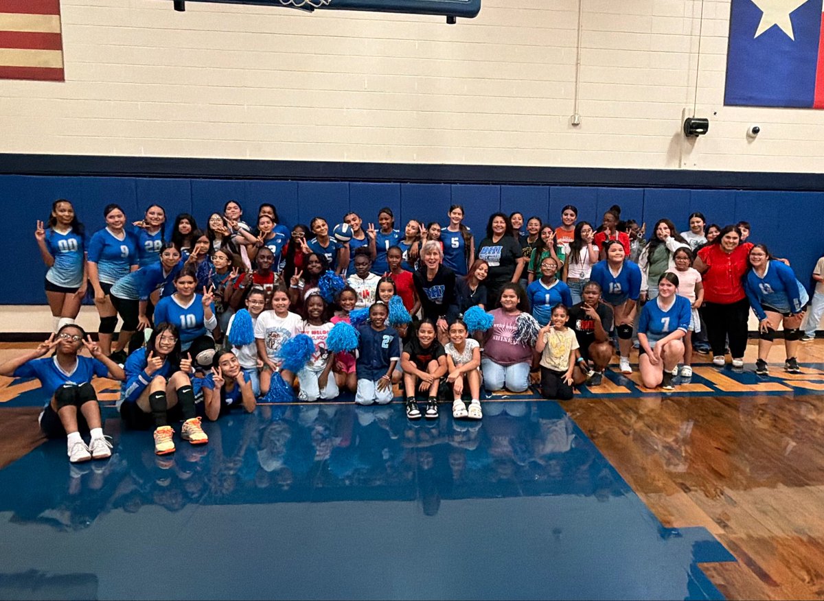 BHILadyBears's tweet photo. Loved seeing ALL of our Past-Present-Future Bears tonight!! Thank you all for coming out and packing the stands! https://t.co/V3GSxR4qOz