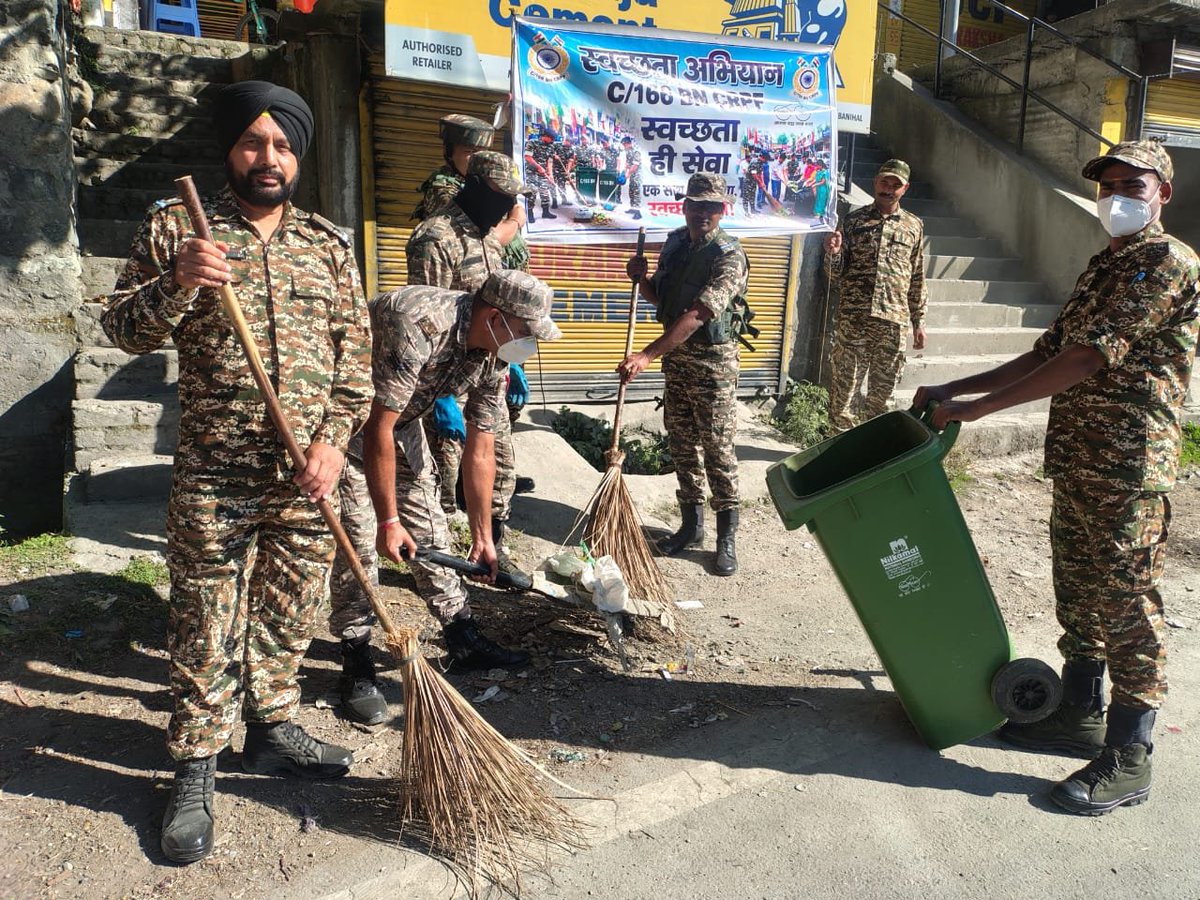 166BNCRPF's tweet photo. जहाँ होती है सफ़ाई, वहाँ से भागती है बीमारी और आती है भलाई
#SwachhataAbhiyan
2026 दिनांक 1/10/2026 को #166BN के कार्मिकों द्वारा नौगांव में विशेष स्वच्छता अभियान चलाया गया। https://t.co/1zXGxWXXQD
