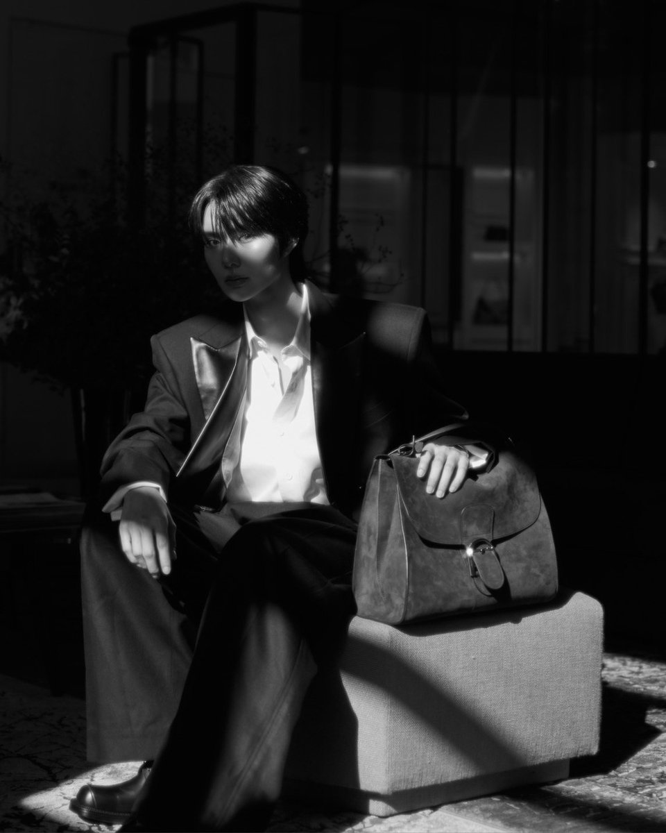 Hello_asian's tweet photo. ความหรูหรา โดดเด่น ที่เปล่งประกาย !!! 

A DELVAUX MOMENT WITH NAMPING
#NampingxDelvaux
#Delvaux
#nampingster 

น้ำปิง นภัสกร (@nampingster) ร่วมสัมผัสประสบการณ์สุดเอ็กซ์คลูซีฟกับการเยี่ยมชม Art Installation ระดับมาสเตอร์พีซที่เกิดจากความร่วมมือระหว่างเมซงเครื่องหนังชั้นสูง @delvaux และศิลปินร่วมสมัยชาวเบลเยียม Hans Op de Beeck (@hans_op_de_beeck) เพื่อเนรมิตพื้นที่แห่งหัตถศิลป์สู่โลกศิลปะเหนือจริง โดดเด่นด้วยบรรยากาศโทนโมโนโครมและงานประติมากรรมที่จัดวางเคียงคู่กระเป๋ารุ่นไอคอนิก สะท้อนเอกลักษณ์ ความละเอียดอ่อน และความงามเหนือกาลเวลา พร้อมถ่ายทอดการหลอมรวมศิลปะและงานช่างฝีมือชั้นสูงได้อย่างลงตัว ณ L’Arsenal กรุงบรัสเซลส์ ประเทศเบลเยียม
#Delvaux #HansOpdeBeeck