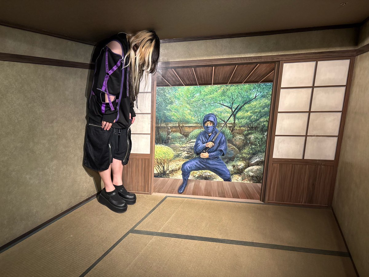 yumeyume1_1's tweet photo. サイズ感が変わる部屋💭
#vkeitwt #visualkei #東京トリックアート迷宮館 https://t.co/tqZP05NWmz
