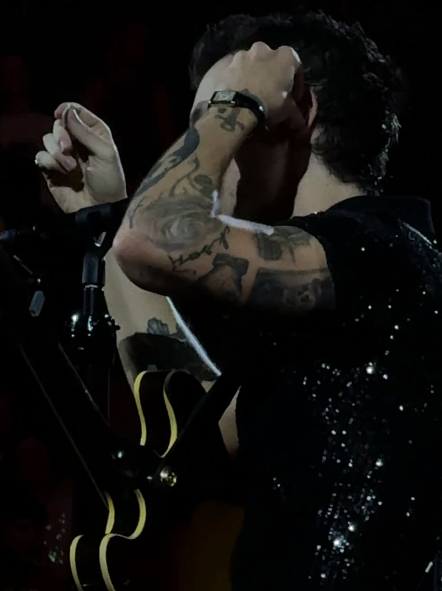 samagr7's tweet photo. His arms his arms his arms https://t.co/R3mpJtDrtV