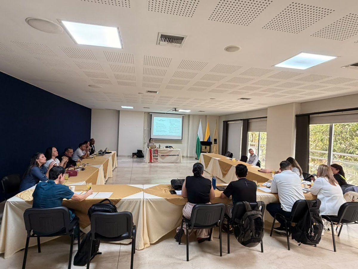 uniamericas's tweet photo. 🇨🇴Hoy nos reunimos con trabajadoras y trabajadores de Fresenius–Quirónsalud en Medellín, Colombia, representados por nuestras afiliadas SINTRASASS y SINTRACLÍNICAS.

Un espacio de encuentro, intercambio y coordinación sindical. ✊🏽 https://t.co/xJfEebaEJH