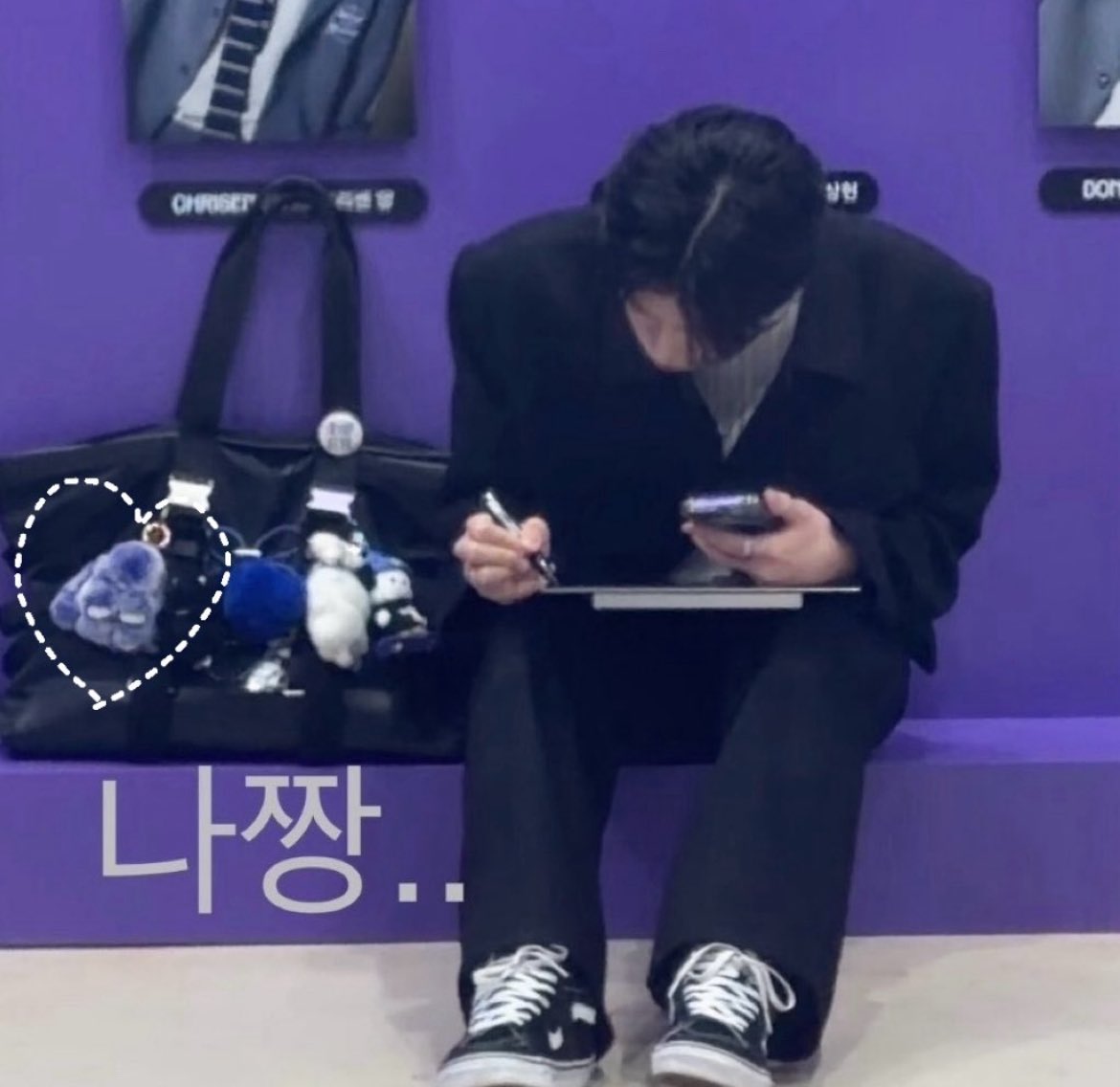 kkae_cc's tweet photo. 👇 이 모든 게 251001 하루에 다 뜸..

파이널 끝나고 며칠 지나지도 않앗는데 
그 사이에 영화 데이트 햇다는 소식과
달랑달랑 반지목걸이 첫 등장
토끼키링 (팬분이 ㄹㅂ한테 둘이 하라고 줫던거 
ㅅㅎ이 new 배경화면 하투플 상립 투샷
아이디카드 자기거랑 ㄹㅂ거 뽑고 같이 보여줌 https://t.co/6JNtUHVxUt