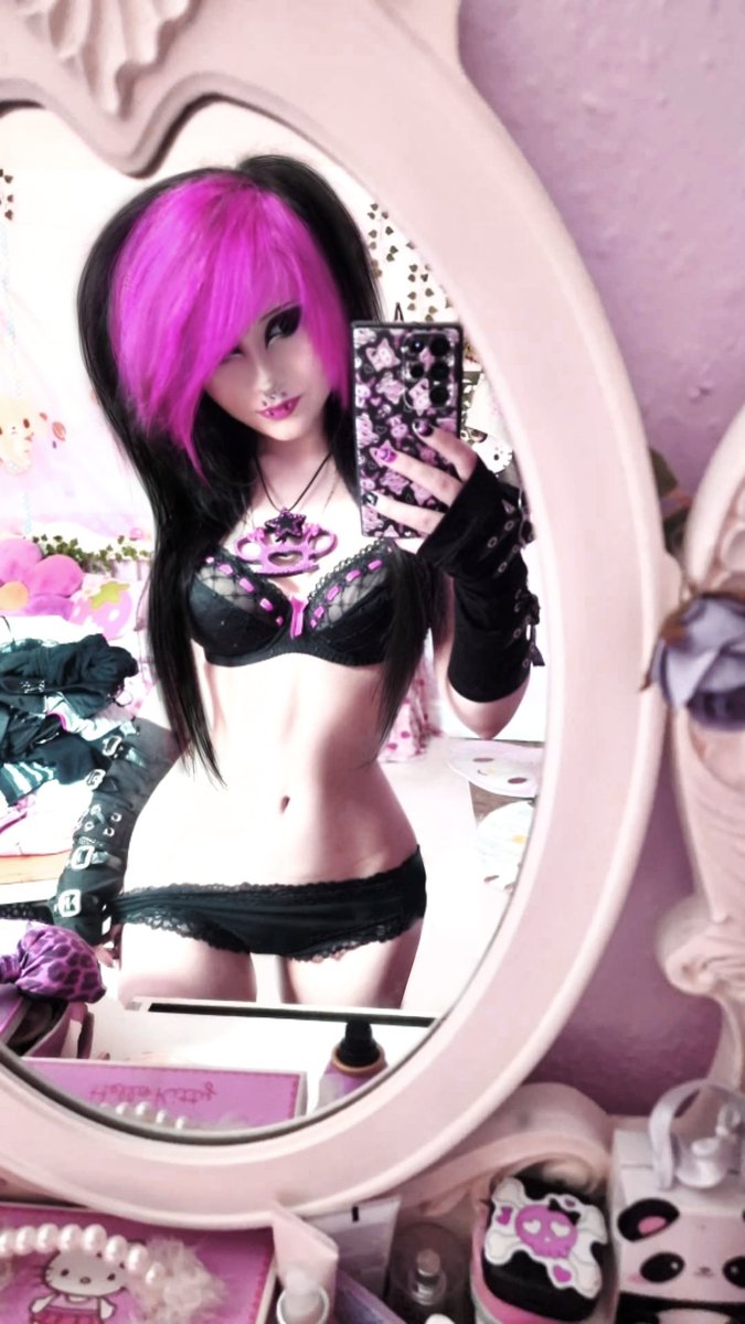 Razorcandyz's tweet photo. Selling a bundle of vids for £10! Dm if interested :3 #nsfw #nsfwtwt #fansly #onlyfans https://t.co/OxGJvlRn6V