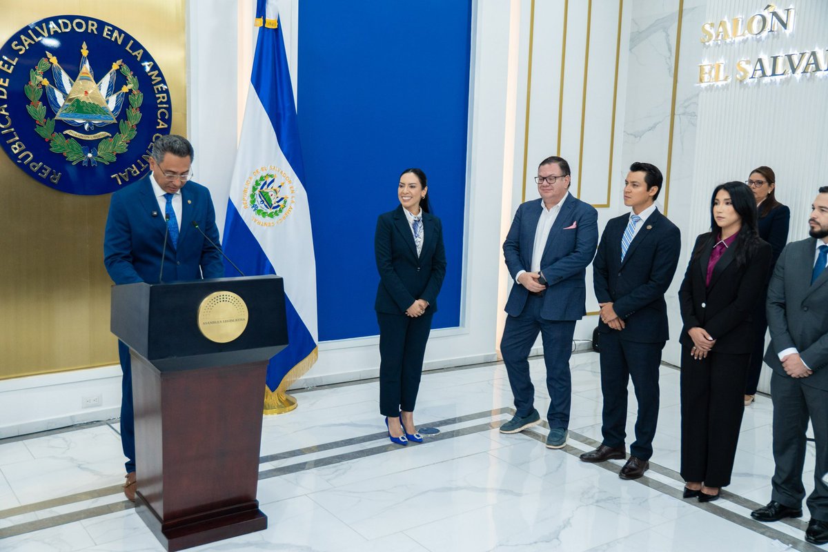 AquiEstaSV's tweet photo. Del monto total, $3,416 millones se destinarían a educación, equivalente al 27.5 % del presupuesto. También se plantea reasignar $40 millones desde seguridad y defensa hacia educación. https://t.co/B5pJQHaSVG