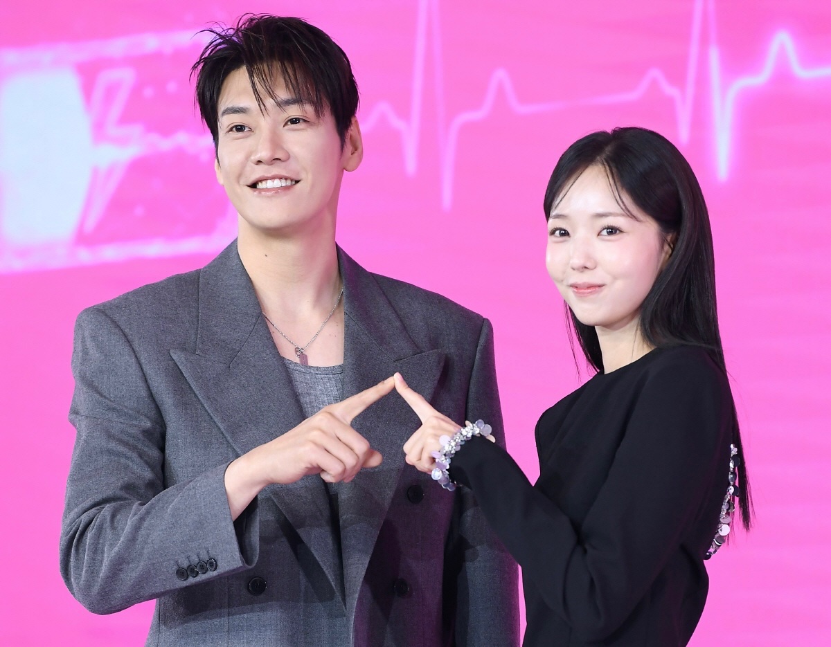 kdramasdiary's tweet photo. Press Conference of #TakeChargeOfMyHeart 🫶🏻 https://t.co/w8fAYaF7mj