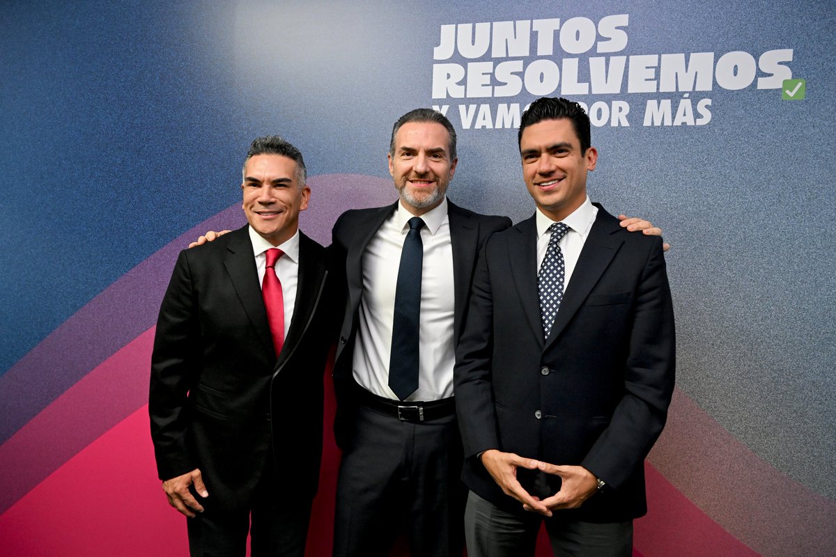 alitomorenoc's tweet photo. Me da mucho gusto estar en Nuevo León acompañando a mi querido amigo @AdrianDeLaGarza en su Informe como Alcalde de Monterrey. Un hombre serio, responsable y capaz, que ha demostrado con trabajo y resultados su compromiso con las familias de su tierra.

Hoy más que nunca tenemos que sumar, mantenernos unidos y trabajar juntos por Nuevo León. Desde cada responsabilidad, con diálogo, pluralidad y respeto, debemos hacer equipo para defender a las familias y construir soluciones. ¡Cuando se trata de Nuevo León, todos tenemos mucho que aportar!