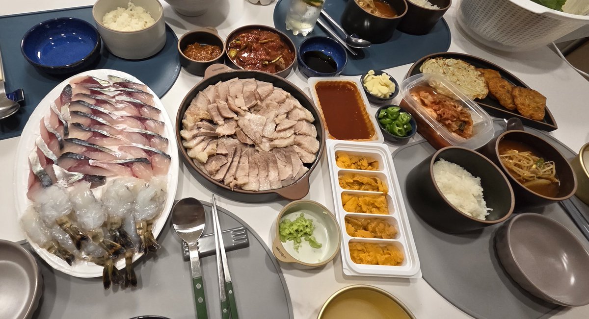 rusty_ha's tweet photo. 수요없는 설명 2탄.
: 집밥 담당에 대해서
저희집은 제가 쉐프입니다 에헴. 와이프는 요리 별로 관심없고 하는것도 안좋아하지만 다행히 먹는데 행복을 느끼는 편입니다.
저는 반대로 요리하는거 좋아하고 제가 한건 맛없어하지만 해준 음식을 잘먹고 좋아하면 거기서 기쁨과 보람을 얻는 편이구요.

그래서 결혼해서 지금까지 쭉 우리집 요리사인데 종종 음식사진도 올리보도록 하겠습니다^^