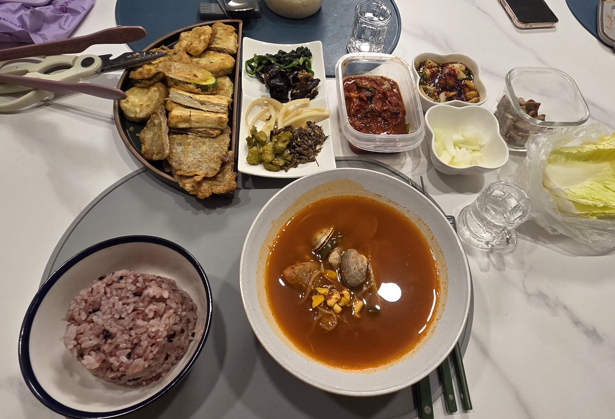 rusty_ha's tweet photo. 수요없는 설명 2탄.
: 집밥 담당에 대해서
저희집은 제가 쉐프입니다 에헴. 와이프는 요리 별로 관심없고 하는것도 안좋아하지만 다행히 먹는데 행복을 느끼는 편입니다.
저는 반대로 요리하는거 좋아하고 제가 한건 맛없어하지만 해준 음식을 잘먹고 좋아하면 거기서 기쁨과 보람을 얻는 편이구요.

그래서 결혼해서 지금까지 쭉 우리집 요리사인데 종종 음식사진도 올리보도록 하겠습니다^^