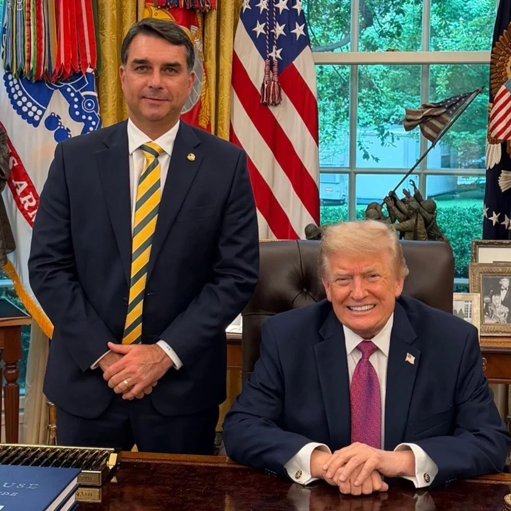 GTNewsOFICIAL's tweet photo. 🚨URGENTE - Trump, Milei e Netanyahu podem marcar presença internacional em eventual posse de Flávio Bolsonaro em janeiro https://t.co/9CdxCR6chv