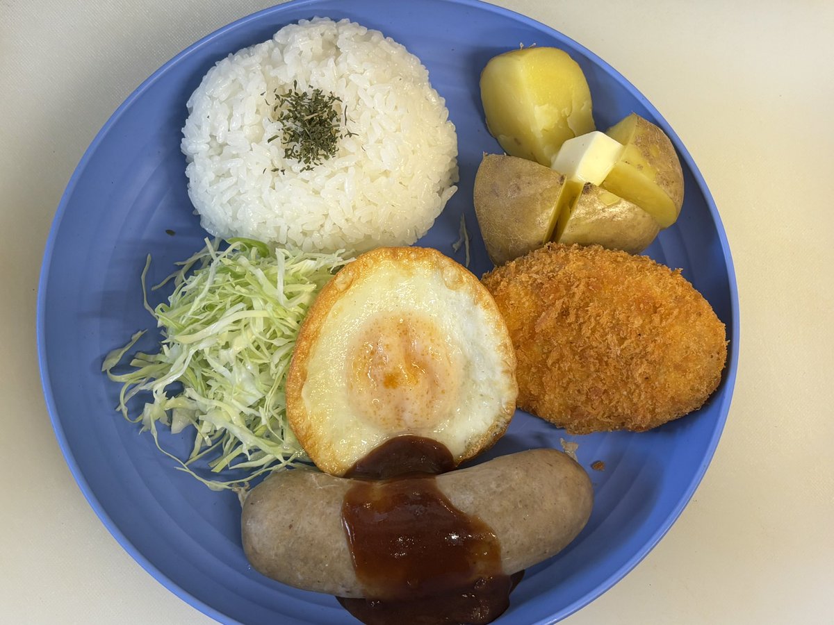 ko_en_jp's tweet photo. 10月1日☀️
#海鮮唐揚げ光苑voivoi店 
ランチプレート
肉肉しぃフランクにじゃがいもに
#これでいいしぉ をかけ、揚げ物はコロッケかマグロの香味揚げか選んでいただけます。

今月もよろしくお願い申し揚げます。
揚げ揚げ🎵

#光苑 #春日部 #海鮮唐揚げ #海鮮からあげ #海鮮塩ダレ味 #海鮮塩ダレ唐揚 https://t.co/BqbxfL8pPv