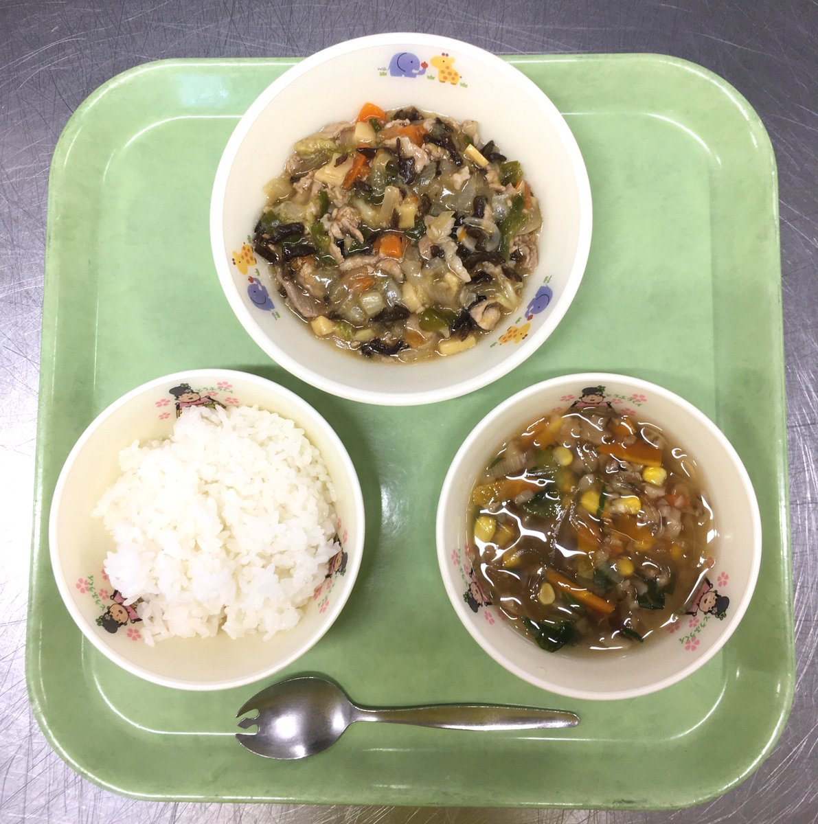 kasugaikyushoku's tweet photo. 10/1　#保育園　#給食

・ごはん
・八宝菜
・春雨スープ

#愛知県　#春日井市　#保育園給食
#中華 https://t.co/H1YvkRxE3t