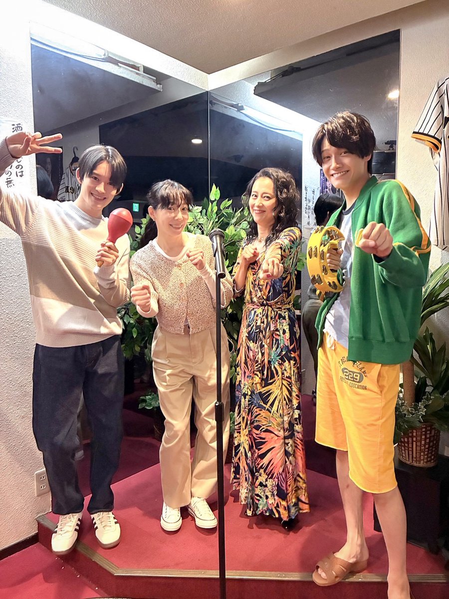 yanshina_fujitv's tweet photo. 📣#もうええわ OAまであと2⃣日

松岡の母の店「スナックありさ」にて、
親子コンビで仲良くパチリ✨️

松岡（#佐野晶哉）と有紗（#紺野まひる）🍶
谷本（#山時聡真）と皐（#平岩紙）🌷

ふたりの夢を見守る
母たちの姿にも注目です❕

📺10/3(土)13:30〜
📺フジテレビ（関東ローカル）にてOA https://t.co/0Hk2qNTGpJ