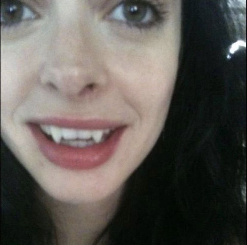 virtualh3arts's tweet photo. Krysten Ritter’s fangs for vamps (2012) 🦷 https://t.co/KYZjrhDP24