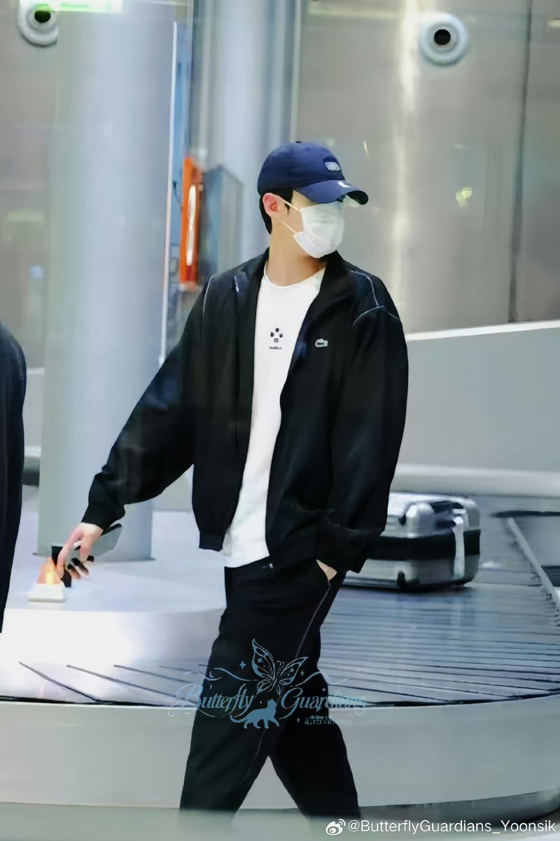 ForYoonSik1805's tweet photo. Chị đã ước đôi chân này sải bước trên sàn catwalk, và nay e đã làm đc 1 bước to lớn đó là sải bước trên thảm đỏ Kinh đo thời trang bậc nhất thế giới

WELCOME KIM YOON SIK TO PARIS

#YOONSIKPFWSS27
#KIMYOONSIKINPARIS https://t.co/x4gaoshcuN