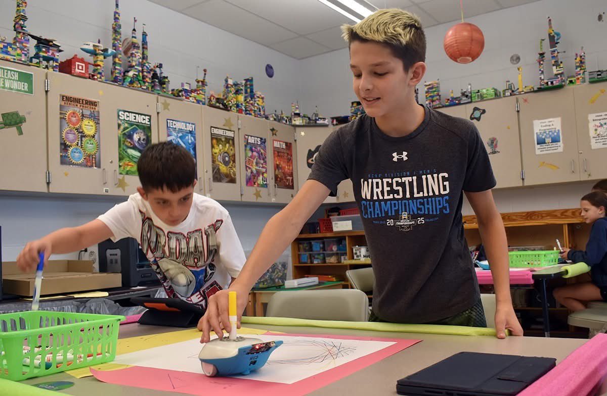 MarsAreaSD's tweet photo. 🤖 Fifth-graders at #marsarea Centennial School are programmed Finch Robots to create geometric shapes and designs as part of a FinchBot Drawing lesson in their STEAM classes. #marsproud https://t.co/wlHjB0BnyN