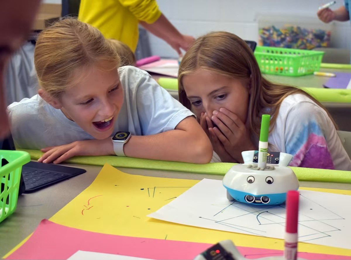 MarsAreaSD's tweet photo. 🤖 Fifth-graders at #marsarea Centennial School are programmed Finch Robots to create geometric shapes and designs as part of a FinchBot Drawing lesson in their STEAM classes. #marsproud https://t.co/wlHjB0BnyN