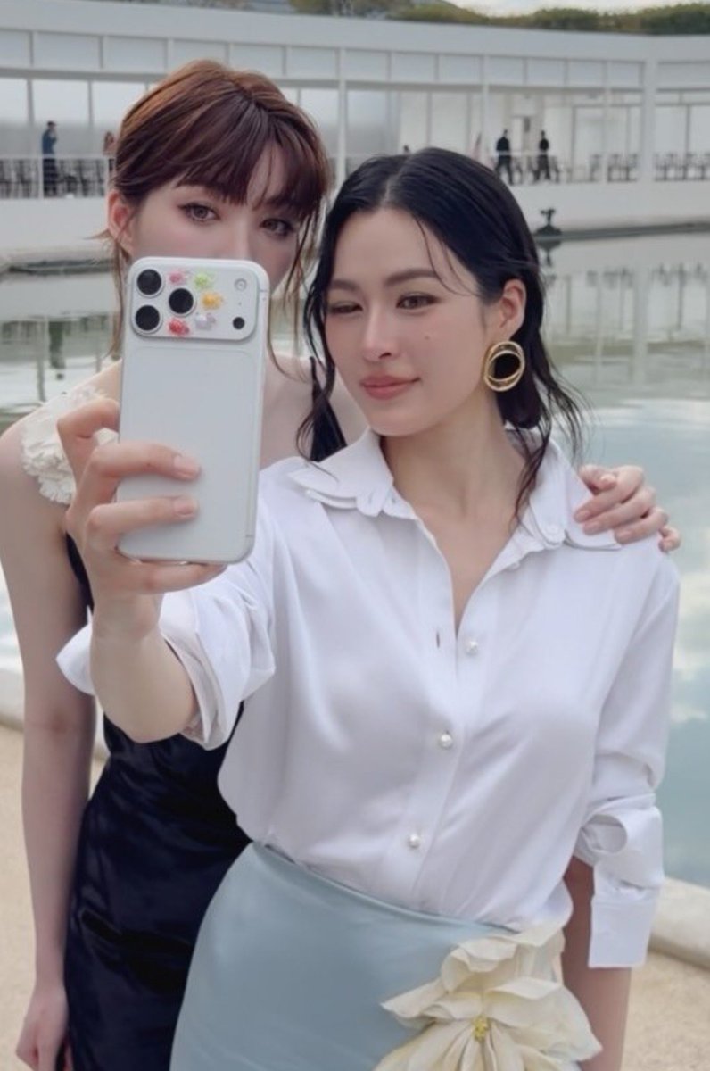 lingormlvs's tweet photo. selfie with her girlfriend 🫠

#lingorm #หลิงออม https://t.co/7cBAWuv8pQ
