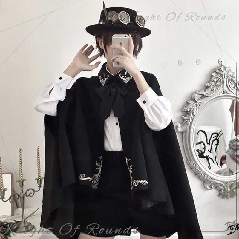 withu_gothic's tweet photo. 👑即納入荷！
王子系ロリィタのマントコート！
シンプルで上品なデザインが魅力✨
気品と威厳を演出し、イベントにも最適🎃
さあ、あなたもこの王子様スタイルを楽しんでみませんか？

#ロリィタ #皇子系 #王子装 #少年装 #ハロウィン https://t.co/avJTyKZdyV