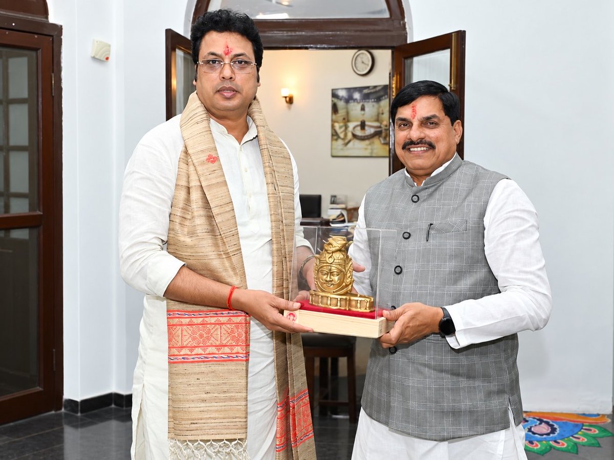 BjpBiplab's tweet photo. भोपाल स्थित मुख्यमंत्री निवास में मध्यप्रदेश के ऊर्जावान एवं यशस्वी मुख्यमंत्री डॉ. मोहन यादव जी से आत्मीय मुलाकात हुई।

आदरणीय प्रधानमंत्री श्री नरेंद्र मोदी जी के मार्गदर्शन एवं मुख्यमंत्री डॉ. मोहन यादव जी के नेतृत्व में मध्यप्रदेश की डबल इंजन सरकार अंत्योदय के संकल्प के साथ समाज के प्रत्येक वर्ग के कल्याण एवं उत्थान के लिए निरंतर कार्य कर रही है।
@DrMohanYadav51