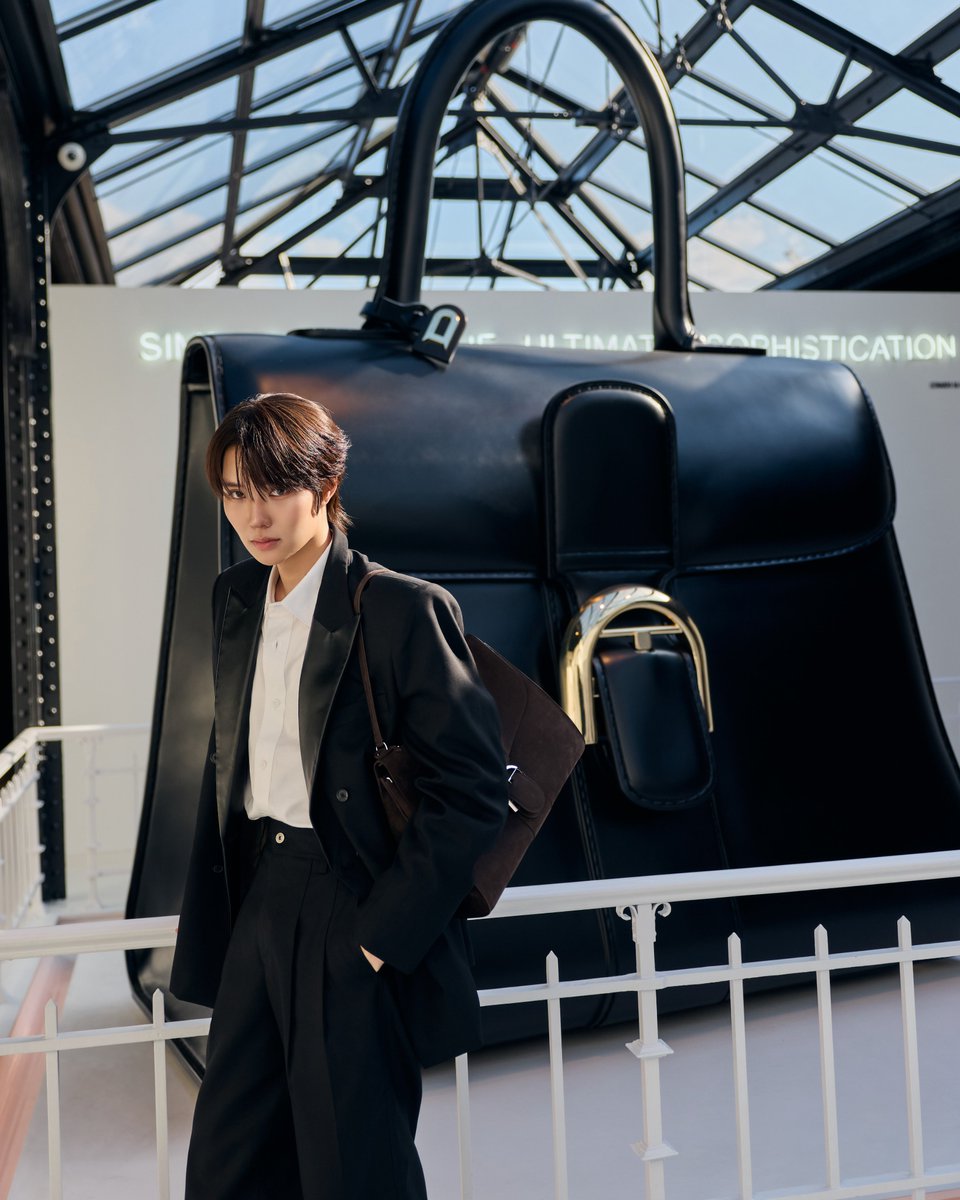 girlngloss's tweet photo. น้ำปิง นภัสกร @nampingnapat ร่วมสัมผัสประสบการณ์สุดเอ็กซ์คลูซีฟกับการเยี่ยมชม Art Installation ระดับมาสเตอร์พีซที่เกิดจากความร่วมมือระหว่างเมซงเครื่องหนังชั้นสูง @delvaux และศิลปินร่วมสมัยชาวเบลเยียม Hans Op de Beeck เพื่อเนรมิตพื้นที่แห่งหัตถศิลป์สู่โลกศิลปะเหนือจริง โดดเด่นด้วยบรรยากาศโทนโมโนโครมและงานประติมากรรมที่จัดวางเคียงคู่กระเป๋ารุ่นไอคอนิก สะท้อนเอกลักษณ์ ความละเอียดอ่อน และความงามเหนือกาลเวลา พร้อมถ่ายทอดการหลอมรวมศิลปะและงานช่างฝีมือชั้นสูงได้อย่างลงตัว ณ L’Arsenal กรุงบรัสเซลส์ ประเทศเบลเยียม 
#Delvaux 
#HansOpdeBeeck
#nampingster
#NampingxDelvaux