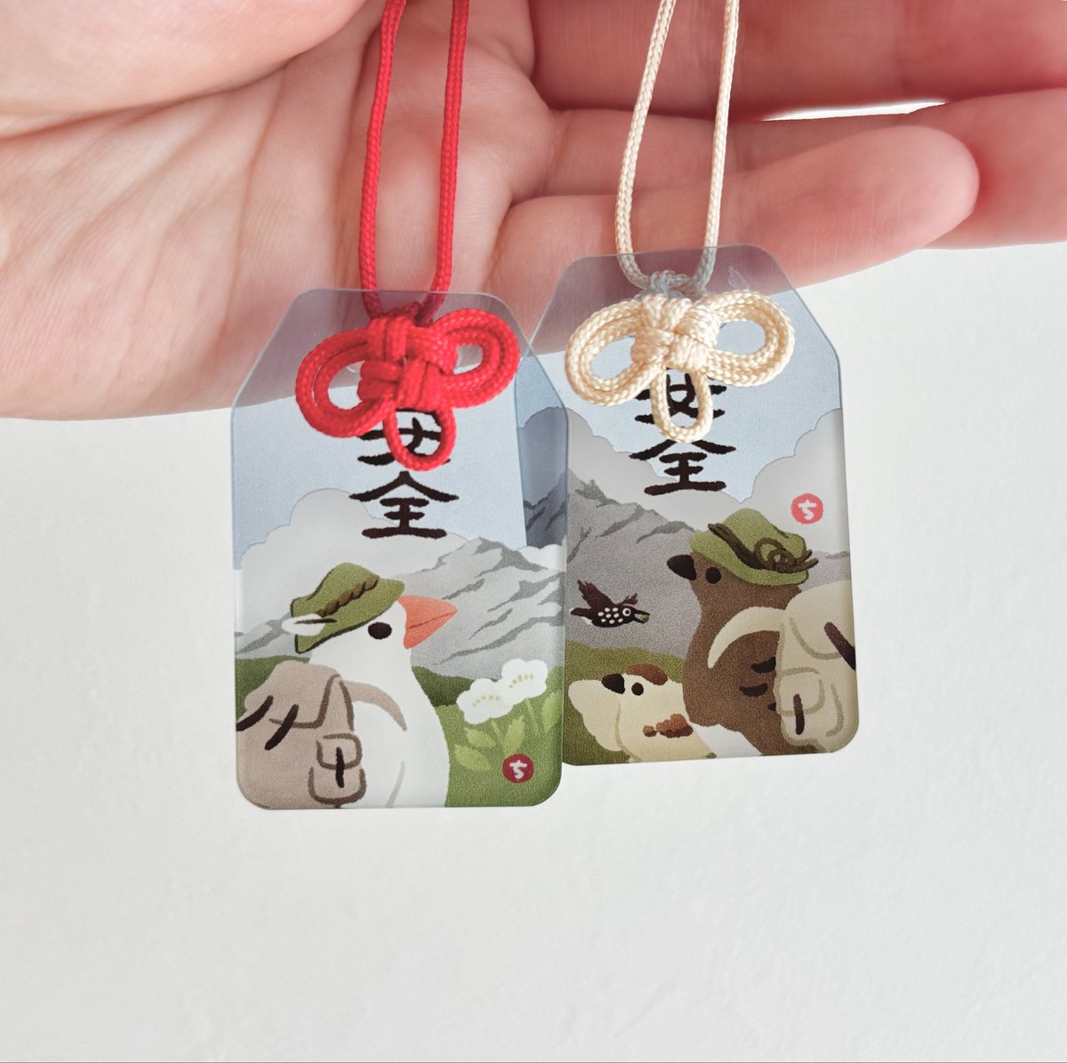 chiyoya_at's tweet photo. アクリルおまもり、保護フィルムを剥がし忘れて写真を撮っておりました…ほんとはこんな感じでもっとクリアでツヤツヤです…🙂

2枚のアクリルに印刷面が挟み込まれているので、比較的傷に強いです！
両面印刷で表からも裏からも安全の文字が読めるようになっています⛰️🕊️

#鳥フェス札幌 https://t.co/faKhlXK2Yk
