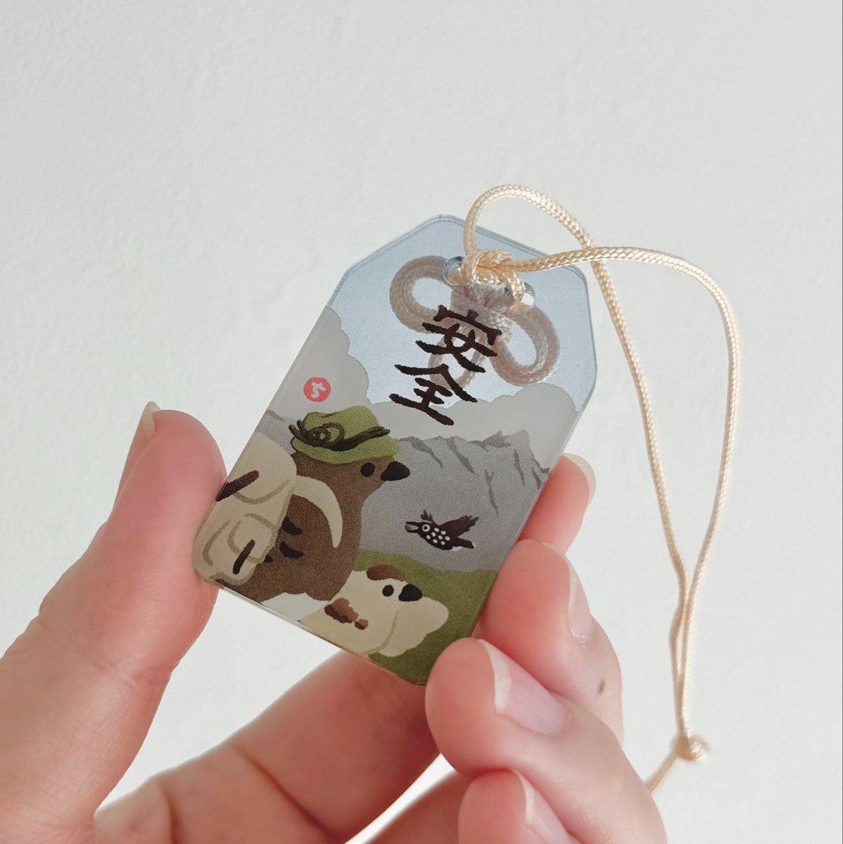 chiyoya_at's tweet photo. アクリルおまもり、保護フィルムを剥がし忘れて写真を撮っておりました…ほんとはこんな感じでもっとクリアでツヤツヤです…🙂

2枚のアクリルに印刷面が挟み込まれているので、比較的傷に強いです！
両面印刷で表からも裏からも安全の文字が読めるようになっています⛰️🕊️

#鳥フェス札幌 https://t.co/faKhlXK2Yk