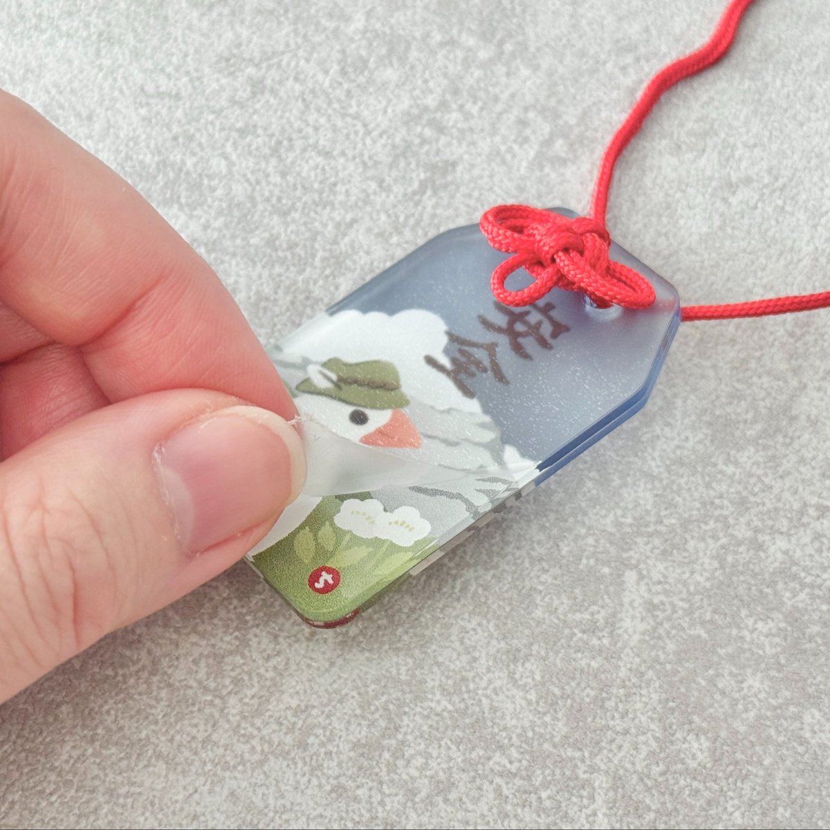chiyoya_at's tweet photo. アクリルおまもり、保護フィルムを剥がし忘れて写真を撮っておりました…ほんとはこんな感じでもっとクリアでツヤツヤです…🙂

2枚のアクリルに印刷面が挟み込まれているので、比較的傷に強いです！
両面印刷で表からも裏からも安全の文字が読めるようになっています⛰️🕊️

#鳥フェス札幌 https://t.co/faKhlXK2Yk